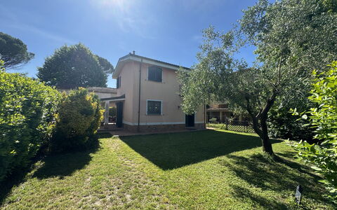 Dependance Egle: Shrub, Home, Garden, Lawn, Estate, Yard, Landscaping, Backyard, Driveway, Hacienda