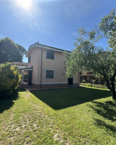 Dependance Egle: Shrub, Home, Garden, Lawn, Estate, Yard, Landscaping, Backyard, Driveway, Hacienda