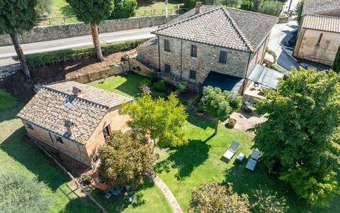 Maria Gabriella Holiday Home In Monticchiello: Building, Residential Area, House, Home, Architecture, Estate, Land Lot, Roof, Rural Area