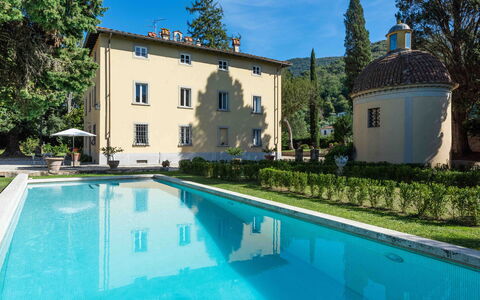 Villa Tambellini De Fondra: Estate, Garden, Hacienda, Landscaping, Villa, Yard, Shade, Courtyard, Mansion, Hedge
