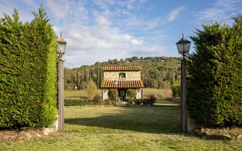 La Casina Honeymoon Cottage, Badia Agnano: Shrub, Garden, Landscaping, Farmhouse, Hacienda, Hedge