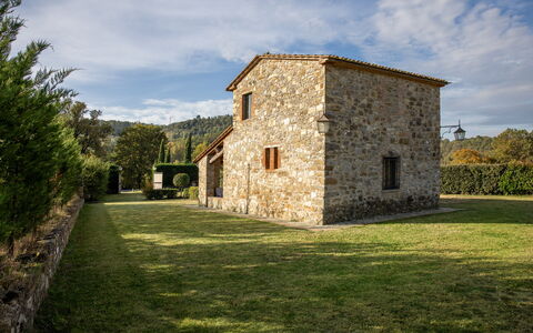 La Casina Honeymoon Cottage, Badia Agnano: Grass, House, Shrub, Home, Land Lot, Cottage, Farmhouse, Rural Area, Estate, Garden