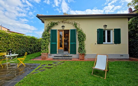 Villetta Tonfano: Door, Home, Garden, Lawn, Cottage, Yard, Backyard, Home Door, Landscaping, Estate