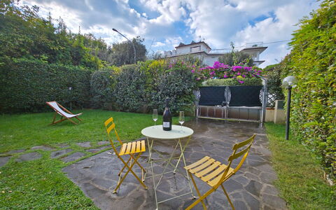 Villetta Tonfano: Shrub, Furniture, Garden, Groundcover, Outdoor Furniture, Backyard, Lawn, Yard, Chair, Shade