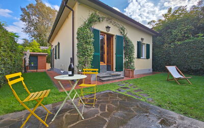 Villetta Tonfano: Door, Home, Garden, Cottage, Lawn, Backyard, Bicycle, Yard, Landscaping