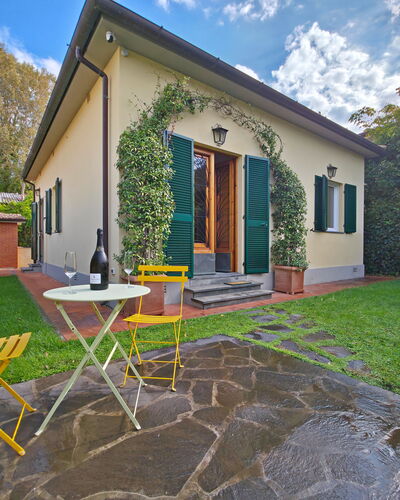 Villetta Tonfano: Door, Home, Garden, Cottage, Lawn, Backyard, Bicycle, Yard, Landscaping