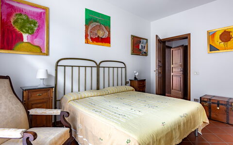 Il Ferrone Apartment with Garden - Greve in Chiant: Bed, Furniture, Bedroom, Bedding, Wall, Bed Sheet, Interior Design, Wood, Room, Picture Frame