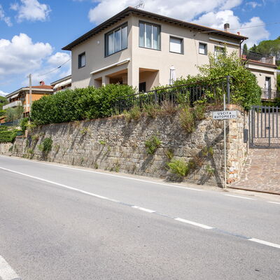 Il Ferrone Apartment with Garden - Greve in Chiant: Building, Window, Residential Area, Road Surface, House, Home, Neighbourhood, Road, Architecture, Asphalt
