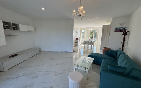 Villa al Glicine Proprietà: Flooring, Floor, Interior Design, Furniture, Couch, Ceiling, Living Room, Room, Apartment