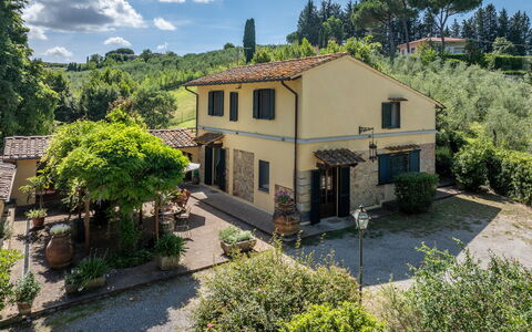 Podere la Botte, Pool, Lari: Shrub, House, Residential Area, Cottage, Home, Roof, Rural Area, Estate, Garden, Landscaping