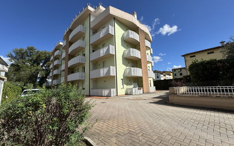 Liz: Residential Area, Apartment, Condominium, Balcony, Suburb, Hotel