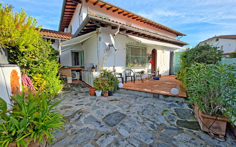I Cipressi: House, Residential Area, Home, Roof, Balcony, Hacienda, Shade, Flagstone, Flowerpot, Houseplant
