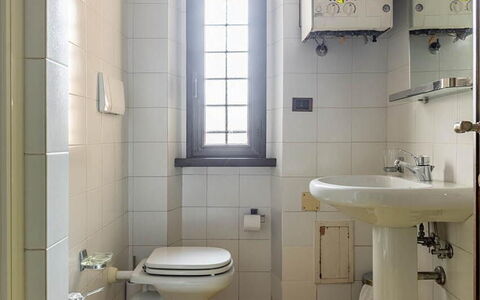 Relais de Ricci: Plumbing Fixture, Flooring, Bathroom, Toilet Seat, Toilet, Floor, Sink, Plumbing, Bathroom Sink, Tap