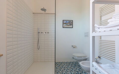 Villa Fior di Roccia: Flooring, Wall, Floor, Interior Design, Bathroom, Plumbing Fixture, Tile, Composite Material, Room, Ceiling