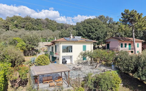 Villa Il Giardino: Residential Area, Shrub, Rural Area, Home, Cottage, Suburb, Estate, Village, Balcony, Mountain Village