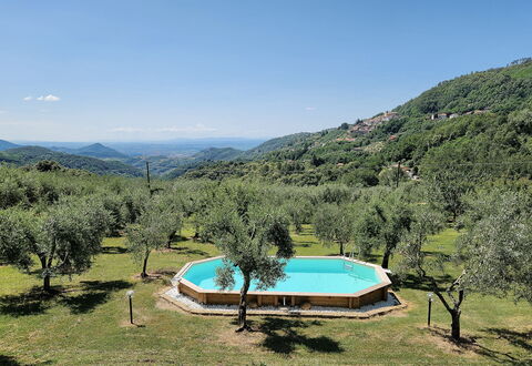 La Casa Rossa, Shared Pool, Marliana: Swimming Pool, Park, Eco Hotel, Hacienda, Farmhouse, Backyard