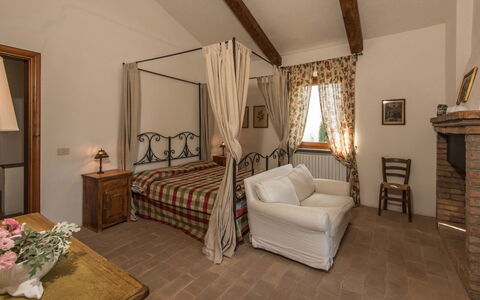 Molinazzo: Furniture, Interior Design, Wall, Bed, Flooring, Wood, Ceiling, Room, Floor, Bedroom