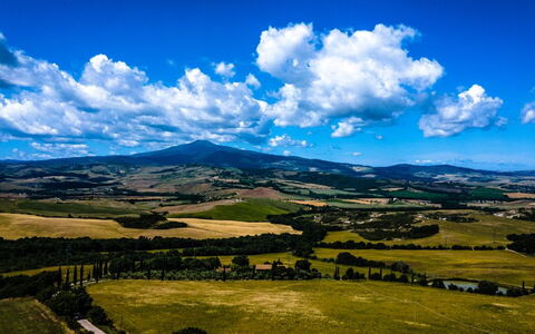 Podere i Prati: Mountainous Landforms, Hill, Horizon, Mountain, Grassland, Natural Landscape, Ecoregion, Highland, Landscape, Terrain