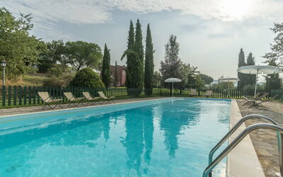 Agriturismo le Case Rosse di Montebuono: Swimming Pool, Shrub, Garden, Landscaping, Shade, Eco Hotel, Outdoor Furniture, Resort, Hacienda