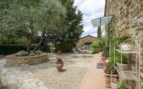 Villa Grevigiana: Shrub, Flagstone, Garden, Flowerpot, Brick, Cobblestone, Stone Wall, Landscaping, Houseplant