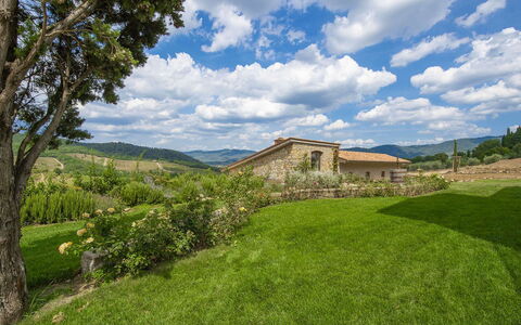 Villa del Fattore: Mountainous Landforms, Grass, Hill, Mountain, Natural Landscape, Landscape, Highland, Grassland, Mountain Range