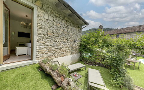 Villa Senio: Garden, Stone Wall, Backyard, Yard, Landscaping, Courtyard, Villa, Farmhouse, Houseplant, Outdoor Furniture