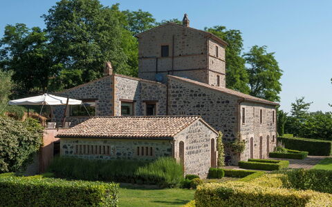 Villa Collombroso: Shrub, Garden, Estate, Cottage, Lawn, Landscaping, Farmhouse, Yard, Hedge, Villa