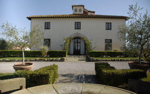 Villa Michelangelo: Shrub, Home, Estate, Door, Garden, Cottage, Farmhouse, Villa, Landscaping, Hacienda