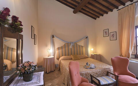 Villa Michelangelo: Furniture, Bed, Wall, Bedroom, Interior Design, Textile, Linens, Bedding, Bed Sheet, Room