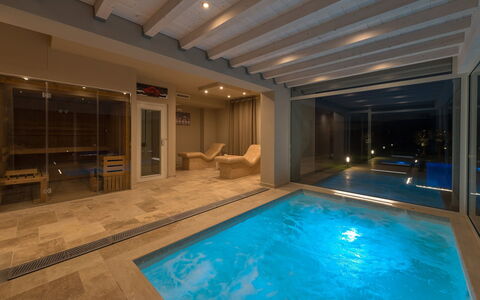 Villa Monsummano: Interior Design, Swimming Pool, Flooring, Lighting, Floor, Resort, Furniture, Bathtub, Ceiling