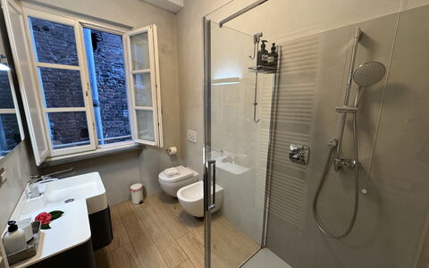 Casa Anna 13: Bathroom, Plumbing Fixture, Flooring, Floor, Interior Design, Bathtub, Plumbing, Tap, Toilet, Sink