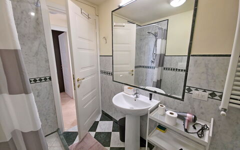 Appartamento Botrici: Flooring, Floor, Interior Design, Room, Plumbing Fixture, Plumbing, Toilet, Tile, Apartment