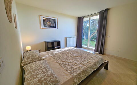 Appartamento Botrici: Bed, Interior Design, Bedroom, Floor, Flooring, Furniture, Wall, Bed Sheet, Bedding, Wood