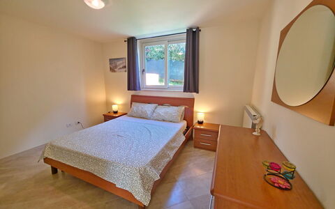 Appartamento Botrici: Furniture, Wood, Bed, Flooring, Bedroom, Floor, Interior Design, Room, Ceiling, Bed Sheet