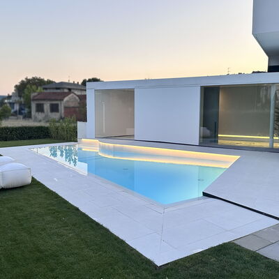 Villa Bilor Luxe: Swimming Pool, Composite Material, Shade, Garden, Landscaping, Estate, Villa, Design, Yard, Resort