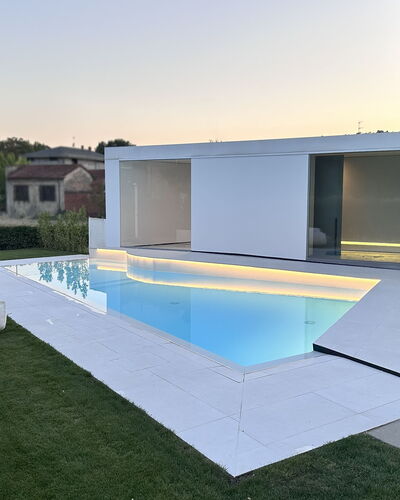 Villa Bilor Luxe: Swimming Pool, Composite Material, Shade, Garden, Landscaping, Estate, Villa, Design, Yard, Resort