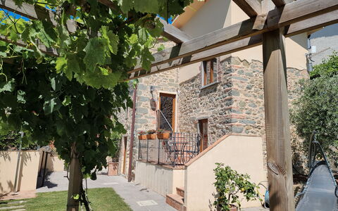Il Casale di San Jacopo con Piscina Privata: Flowerpot, Shade, Garden, Yard, Houseplant, Landscaping, Courtyard, Backyard, Outdoor Structure, Balcony