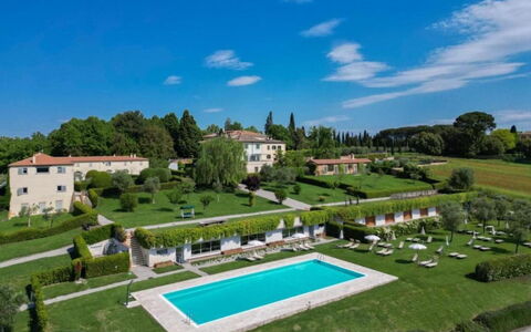 Loft Borgo Syrah: Garden, Hedge, Lawn, Landscaping, Park, Plantation, Botanical Garden, Courtyard, Villa