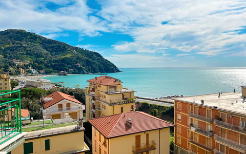 Studio Piccolo al Verticale - Levanto: Residential Area, Hill, Coastal And Oceanic Landforms, Sea, Human Settlement, Coast, Balcony, Apartment, Hill Station, Suburb
