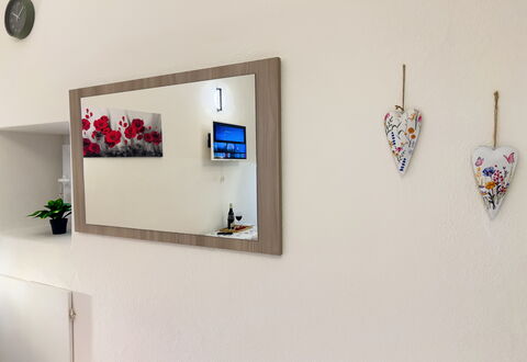 Studio Piccolo al Verticale - Levanto: Wall, Interior Design, Picture Frame, Room, Mirror, Living Room, Paint, Modern Art, Plaster