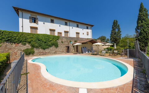 Palaia 629: Swimming Pool, Villa, Hotel