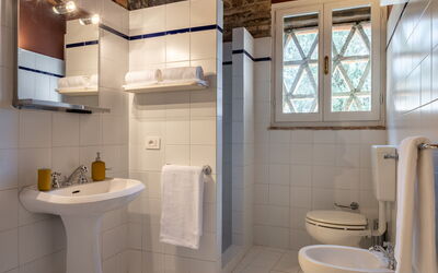 Accommodation:&nbsp;Canina Nera