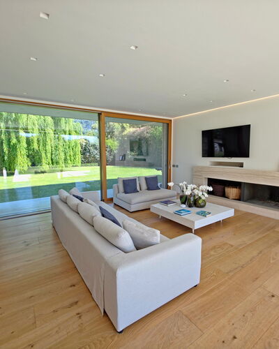 Villa Elena: Flooring, Wood, Interior Design, Floor, Couch, Furniture, Living Room, Ceiling, Wood Flooring