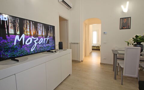 Il Centro: Interior Design, Flooring, Floor, Electronic Device, Room, Television Set, Living Room, Television, Apartment, Ceiling