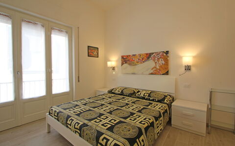 Il Centro: Bedroom, Bed, Interior Design, Bed Sheet, Floor, Bedding, Bed Frame, Furniture, Ceiling, Flooring