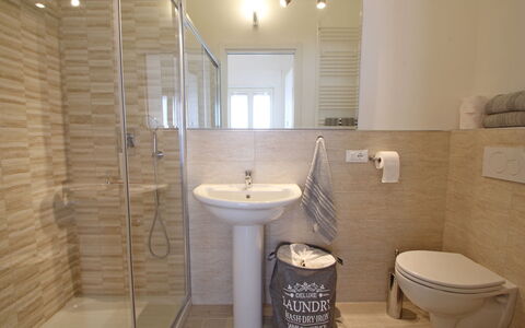 Il Centro: Bathroom, Flooring, Floor, Plumbing Fixture, Bathroom Sink, Interior Design, Sink, Toilet, Tap, Plumbing