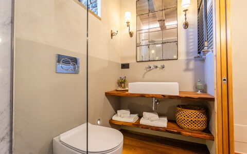Casa Ivan: Bathroom, Plumbing Fixture, Interior Design, Flooring, Bathroom Sink, Sink, Floor, Mirror, Tap, Toilet