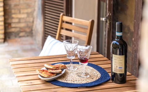 La Terrazza nel Borgo: Furniture, Tableware, Table, Drinkware, Serveware, Food, Dishware, Plate, Chair, Tablecloth