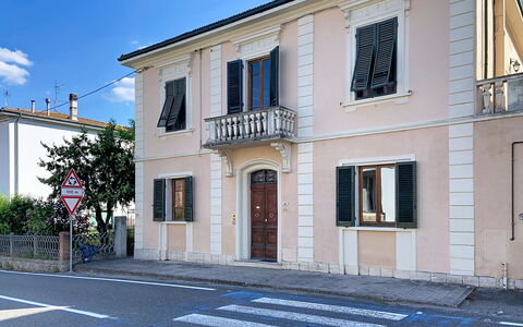 Lucia e Francesco: Window, Building, Door, Facade, Neighbourhood, House, Residential Area, Home, Human Settlement, Molding