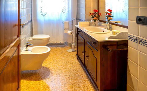 Villa la Guardiola: Bathroom, Bathroom Sink, Plumbing Fixture, Sink, Flooring, Interior Design, Tap, Floor, Plumbing, Toilet